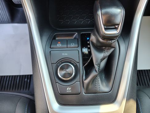 Used 2022 Toyota RAV4 SE image 32