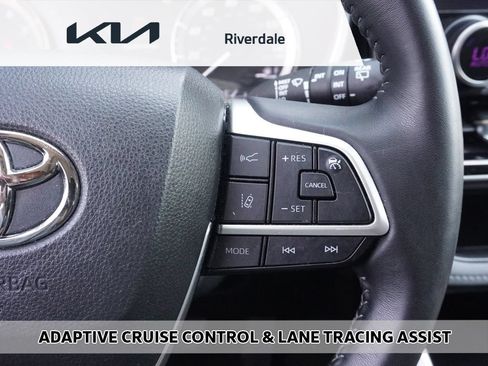 Used 2023 Toyota Highlander XLE AWD/4WD image 4