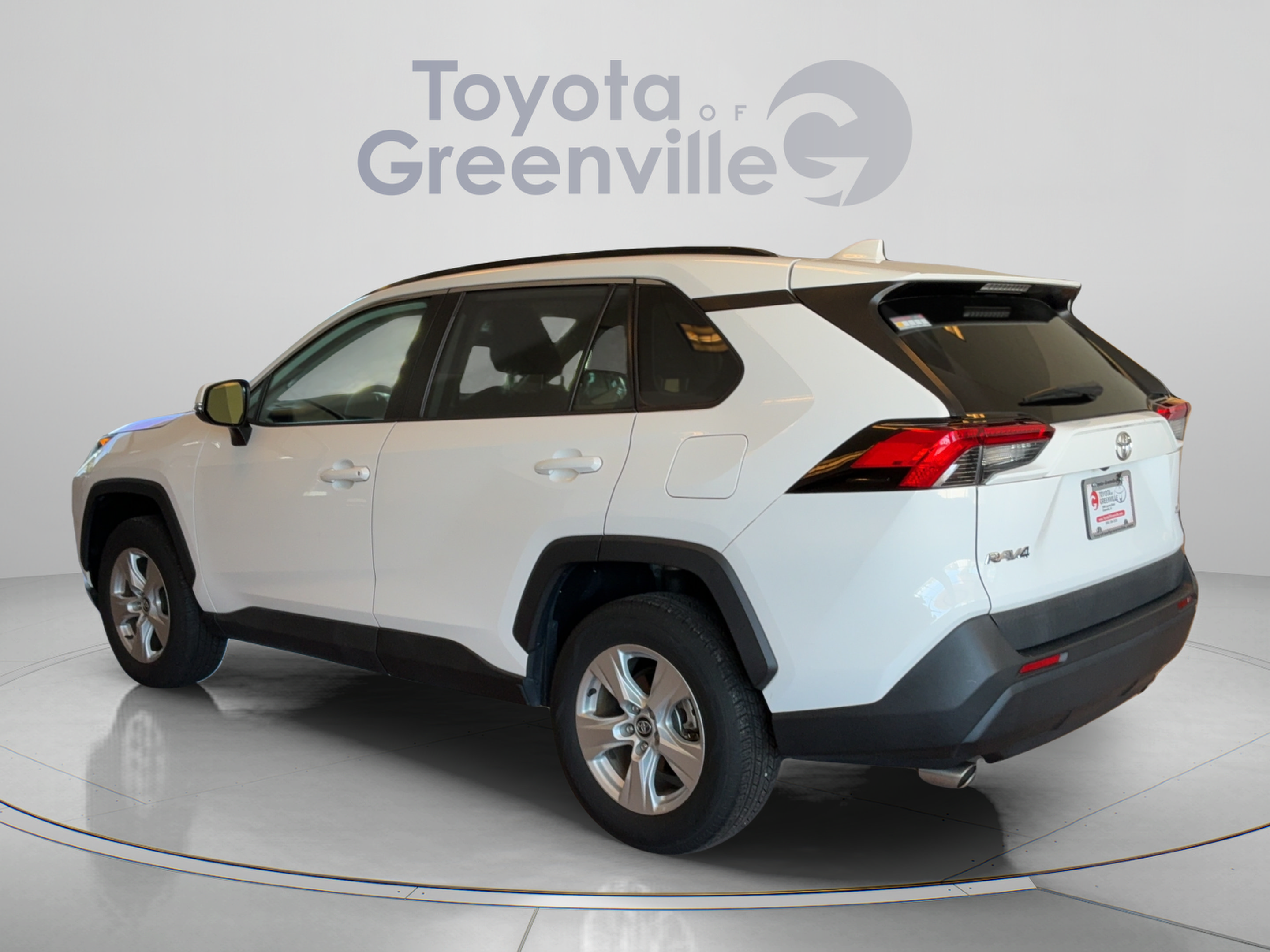 Used 2021 Toyota RAV4 XLE w/ Convenience Package FWD image 4