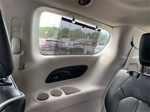 Used 2023 Chrysler Pacifica Limited image 19