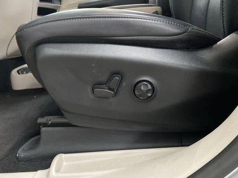 Used 2024 Chrysler Pacifica Touring-L image 16