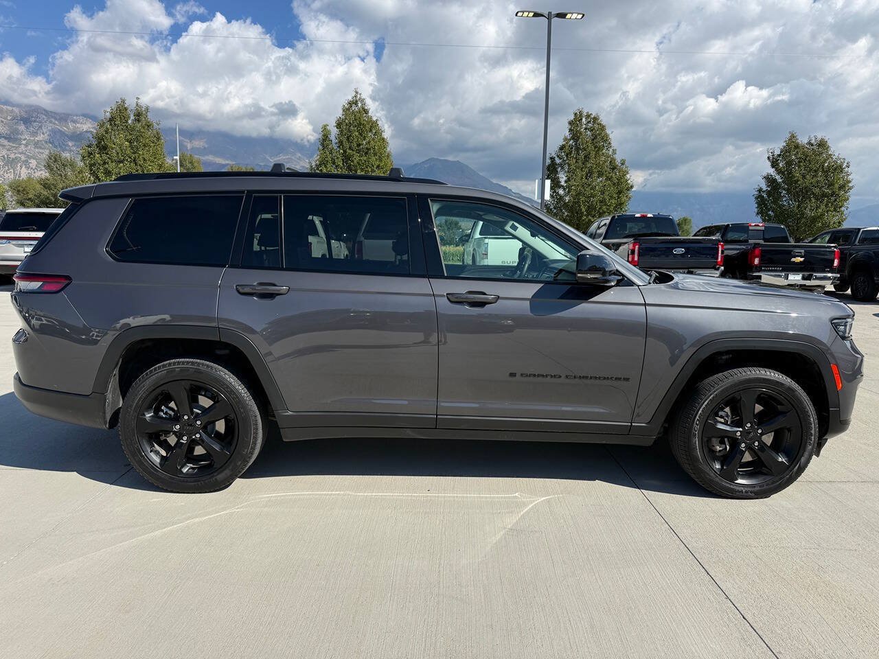 Used 2024 Jeep Grand Cherokee L Limited w/ Black Appearance Package AWD/4WD image 2