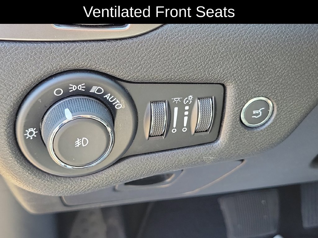 Used 2019 Jeep Cherokee Limited w/ Luxury Group AWD/4WD image 13