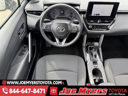 Used 2025 Toyota Corolla Cross LE image 14
