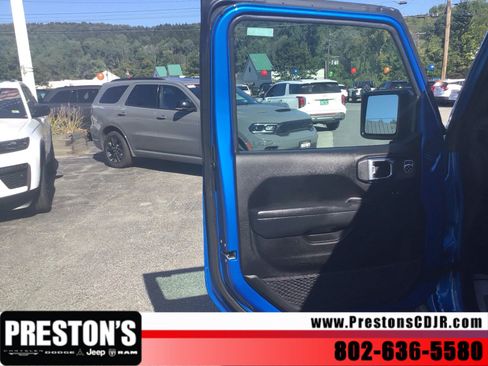 Used 2025 Jeep Wrangler Unlimited Rubicon AWD/4WD image 9