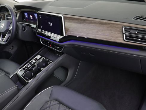 Used 2025 Volkswagen Atlas SEL Premium R-Line image 21