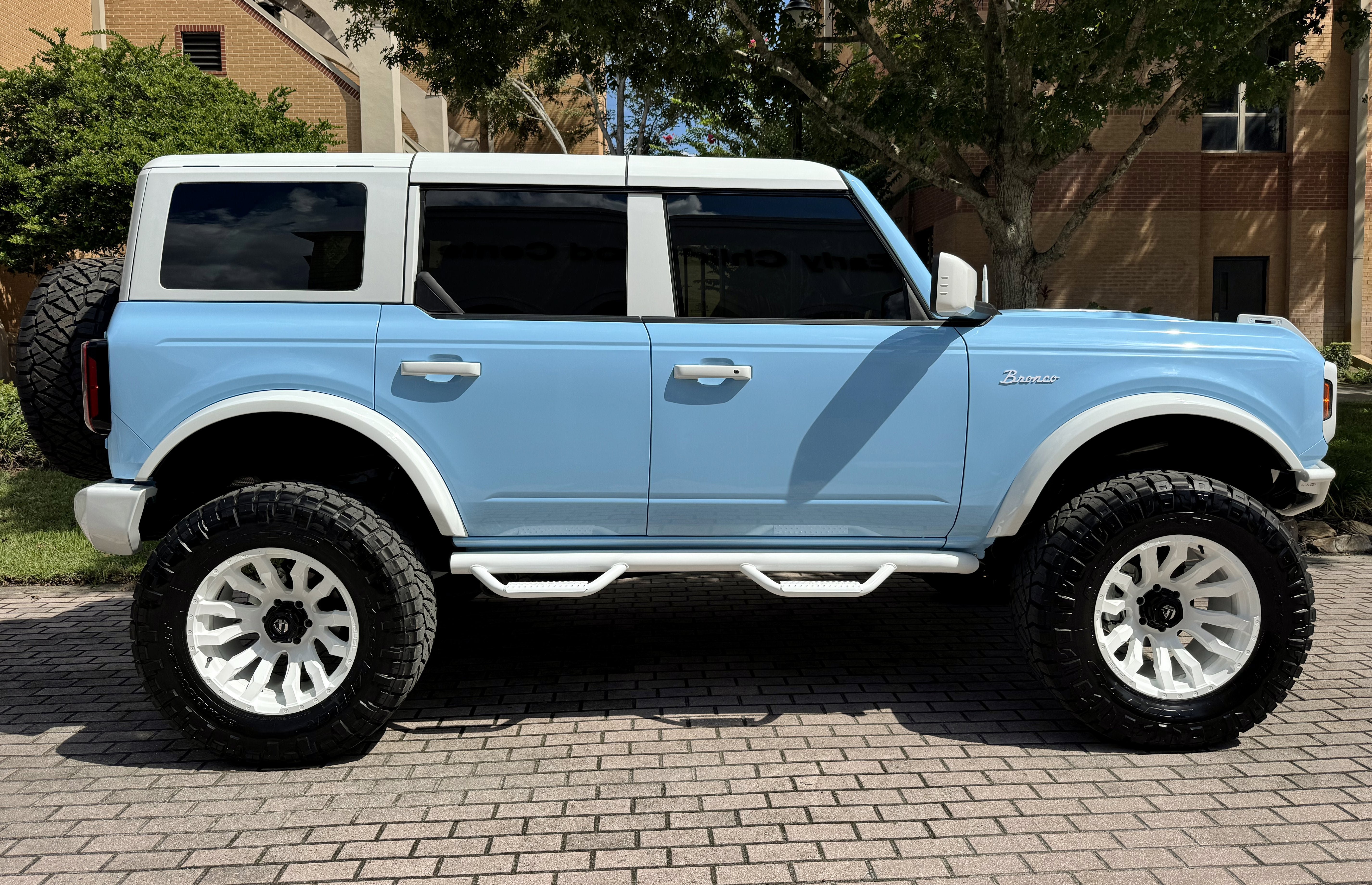 Used 2025 Ford Bronco Outer Banks AWD/4WD image 2
