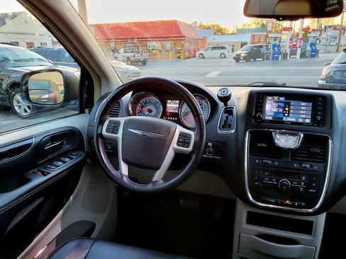 Used 2015 Chrysler Town & Country Touring FWD image 23