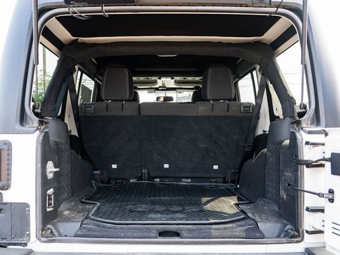 Used 2016 Jeep Wrangler Unlimited Rubicon w/ Connectivity Group AWD/4WD image 9