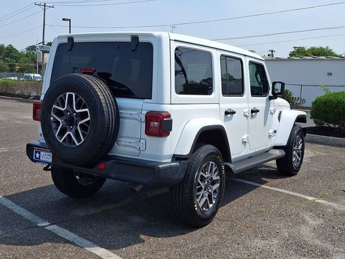Used 2025 Jeep Wrangler Unlimited Sahara AWD/4WD image 11