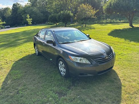 Used 2009 Toyota Camry LE FWD image 1