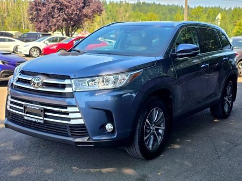 Used 2019 Toyota Highlander XLE AWD/4WD image 3