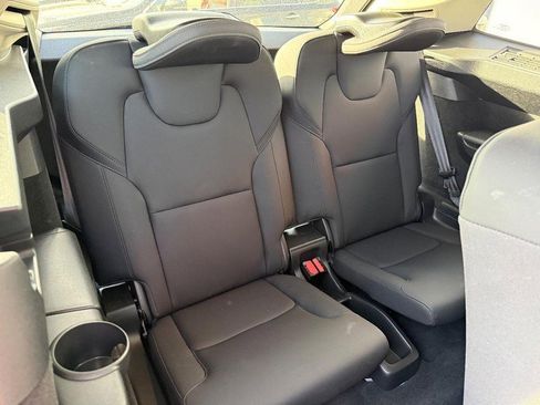 Used 2025 Volvo XC90 B6 Plus image 11
