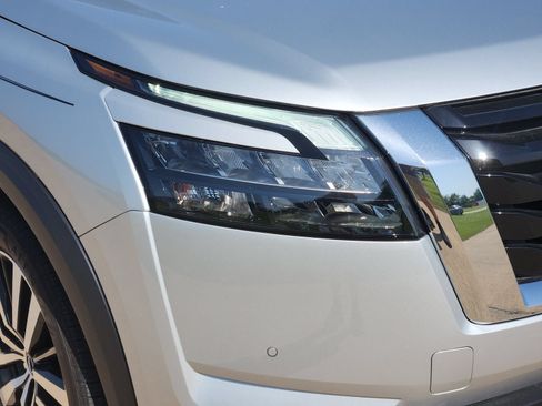 Used 2025 Nissan Pathfinder Platinum AWD/4WD image 11