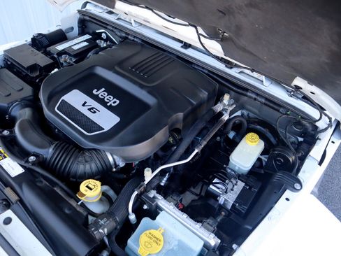 Used 2015 Jeep Wrangler Unlimited Sahara w/ Connectivity Group image 27