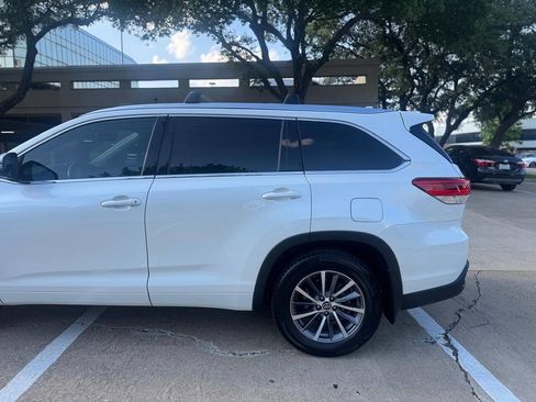 Used 2017 Toyota Highlander XLE w/ Carpet Mat Package AWD/4WD image 4
