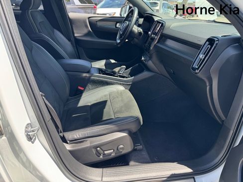 Used 2022 Volvo XC40 T5 R-Design w/ Advanced Package image 27