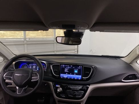 Used 2023 Chrysler Pacifica Touring-L FWD image 11