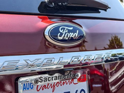 Used 2015 Ford Explorer XLT w/ Equipment Group 202A AWD/4WD image 9