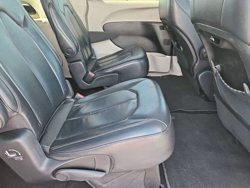Used 2022 Chrysler Pacifica Touring-L FWD image 24