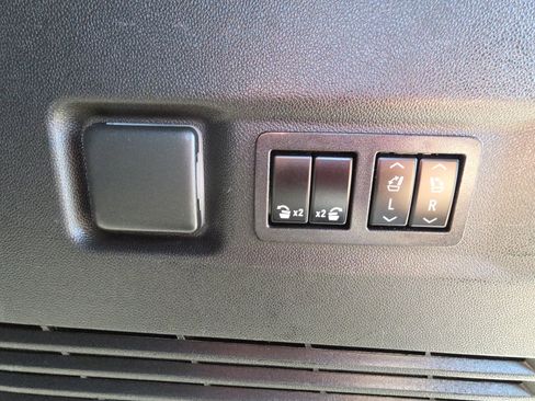 Used 2023 GMC Yukon XL AT4 image 35