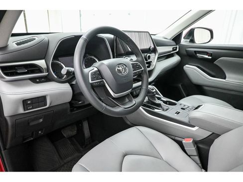 Used 2025 Toyota Highlander XLE image 9