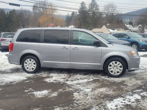 Used 2018 Dodge Grand Caravan SE w/ UConnect Hands-Free Group image 9