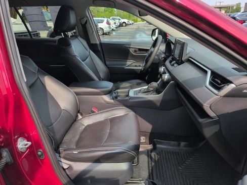 Used 2019 Toyota RAV4 LE w/ Carpet Mat Package AWD/4WD image 15