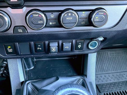 Used 2022 Toyota Tacoma TRD Sport w/ Technology Package image 15