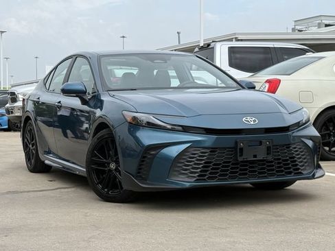 Used 2025 Toyota Camry SE FWD image 1