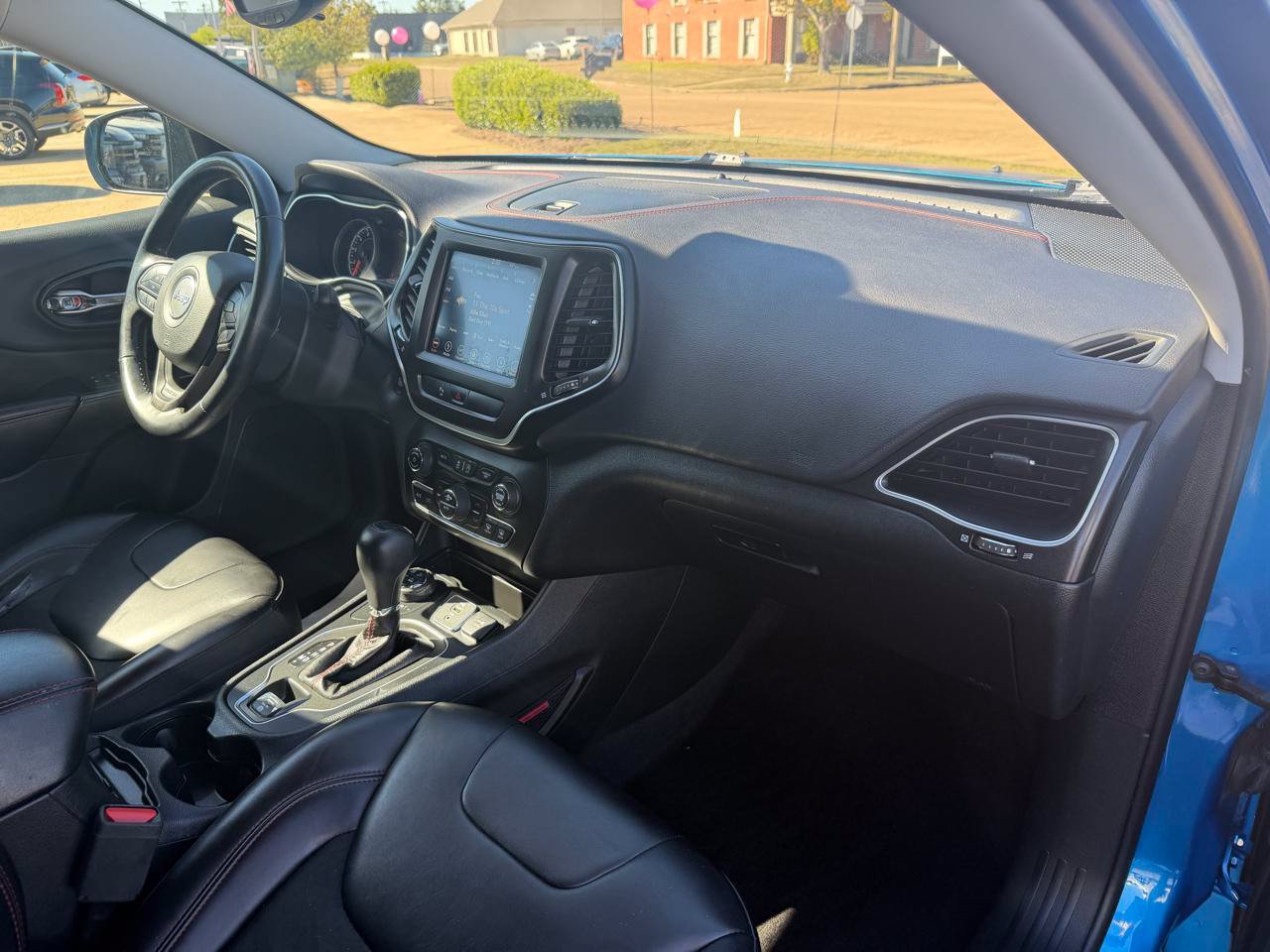 Used 2019 Jeep Cherokee Trailhawk w/ Cold Weather Group AWD/4WD image 13