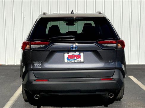 Used 2022 Toyota RAV4 LE image 4