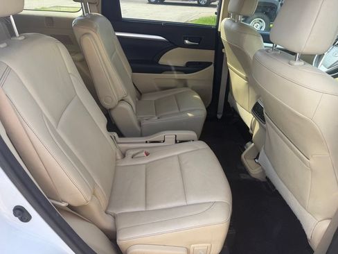 Used 2014 Toyota Highlander XLE FWD image 17