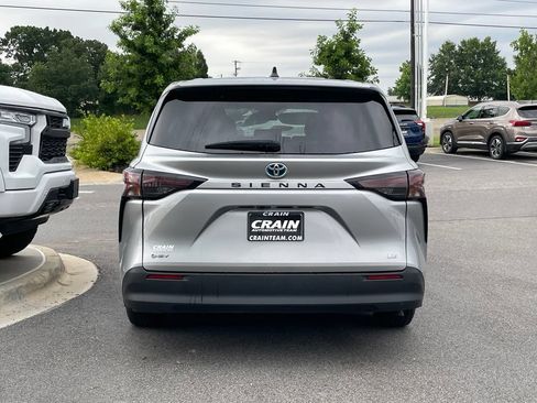 Used 2025 Toyota Sienna LE FWD image 6