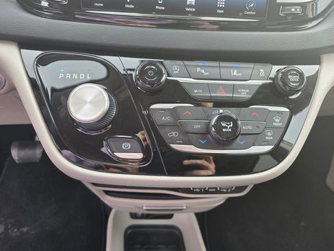 Used 2023 Chrysler Pacifica Touring-L image 18