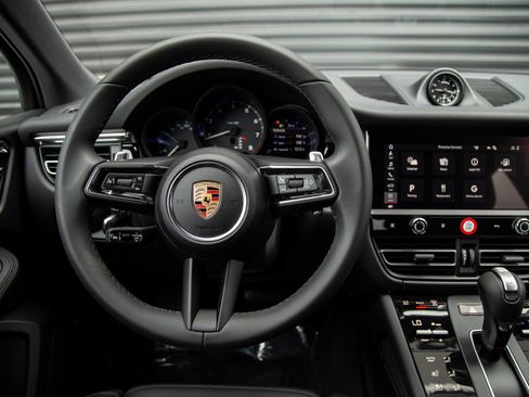 Certified 2024 Porsche Macan AWD/4WD image 9