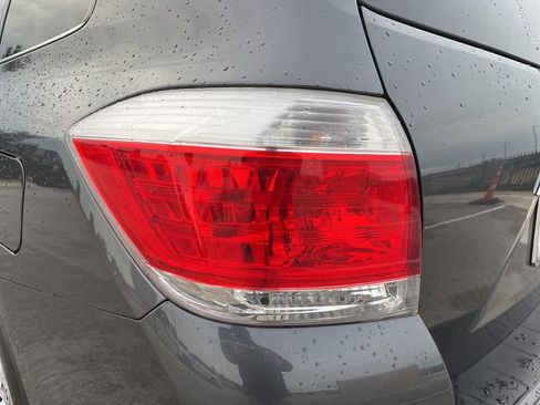 Used 2012 Toyota Highlander SE w/ Tow Pkg AWD/4WD image 7