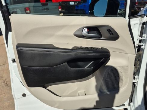 Certified 2024 Chrysler Pacifica Touring-L image 13