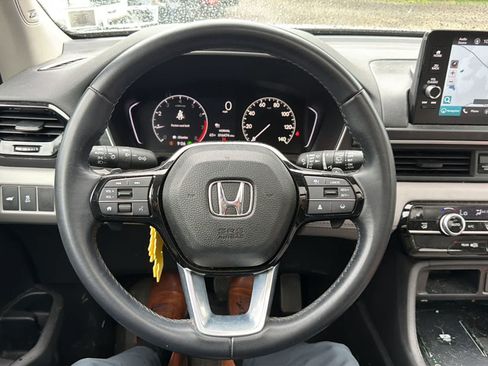 Used 2025 Honda Pilot Touring image 10