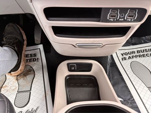 Used 2024 Chrysler Pacifica Touring-L image 23