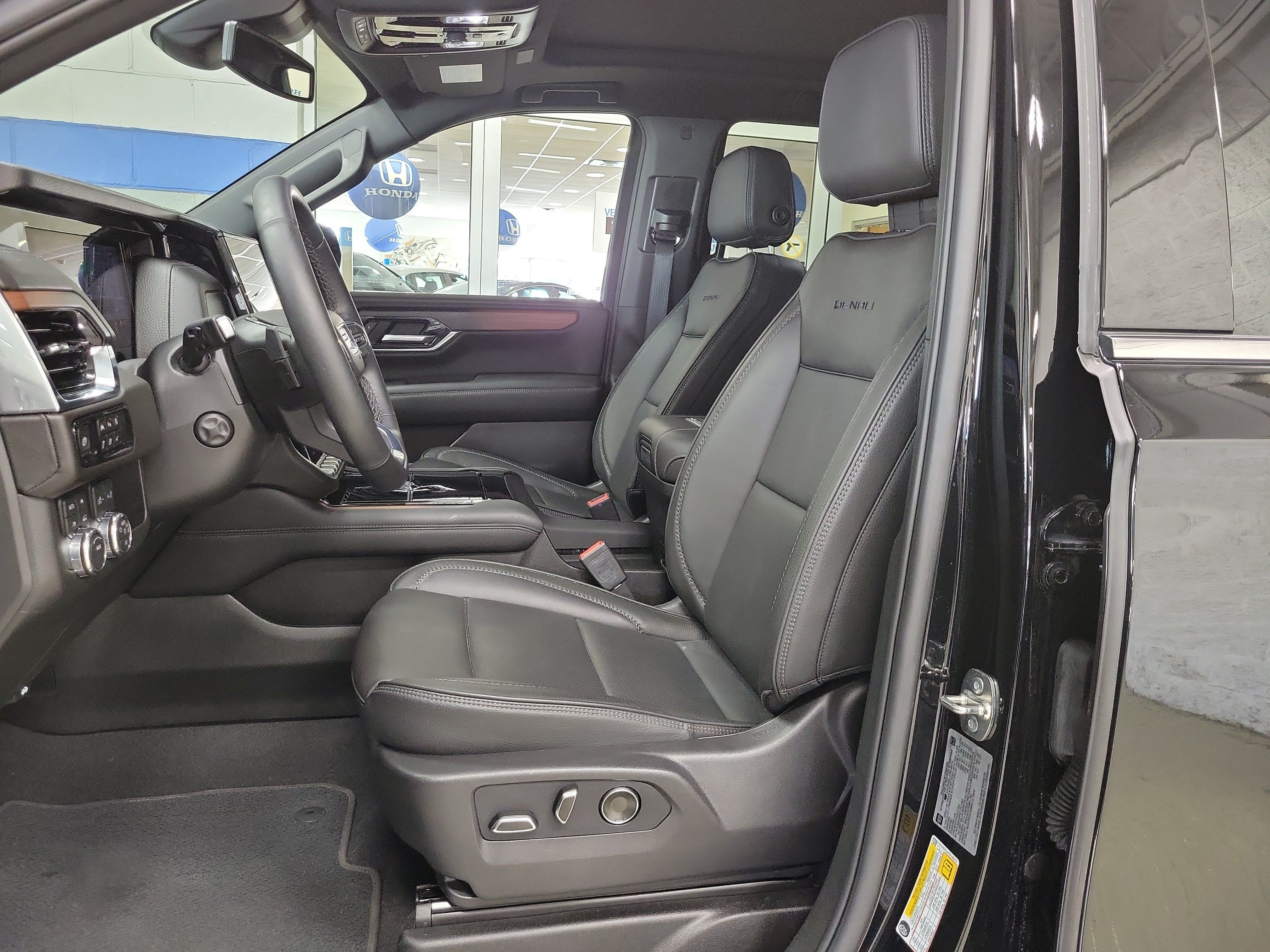 Used 2026 GMC Yukon Denali w/ Sun & Power Step Package AWD/4WD image 17