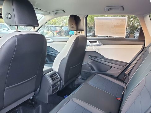 New 2026 Volkswagen Taos SE FWD image 5