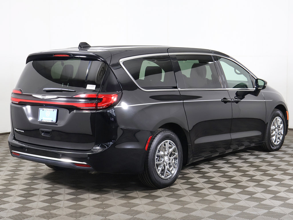 Used 2025 Chrysler Pacifica Select FWD image 12