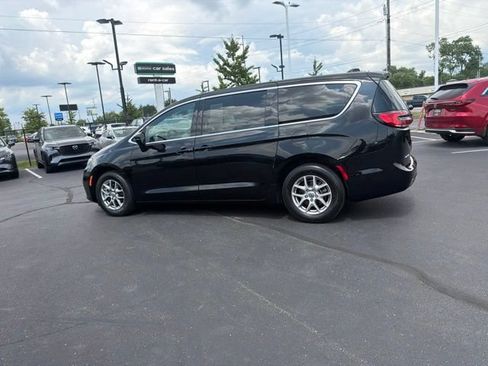 Used 2025 Chrysler Pacifica Select FWD image 17