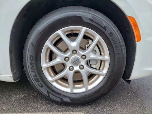 Used 2023 Chrysler Pacifica Touring FWD image 31