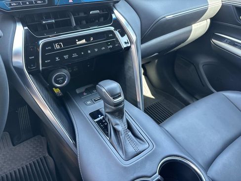 Used 2023 Toyota Venza XLE image 18