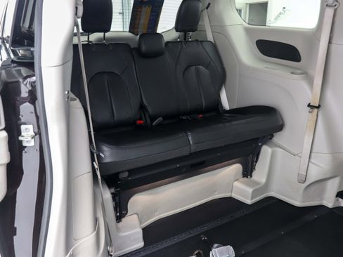 Used 2018 Chrysler Pacifica Touring Plus image 16