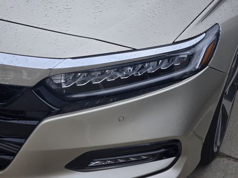 Used 2018 Honda Accord Touring image 9