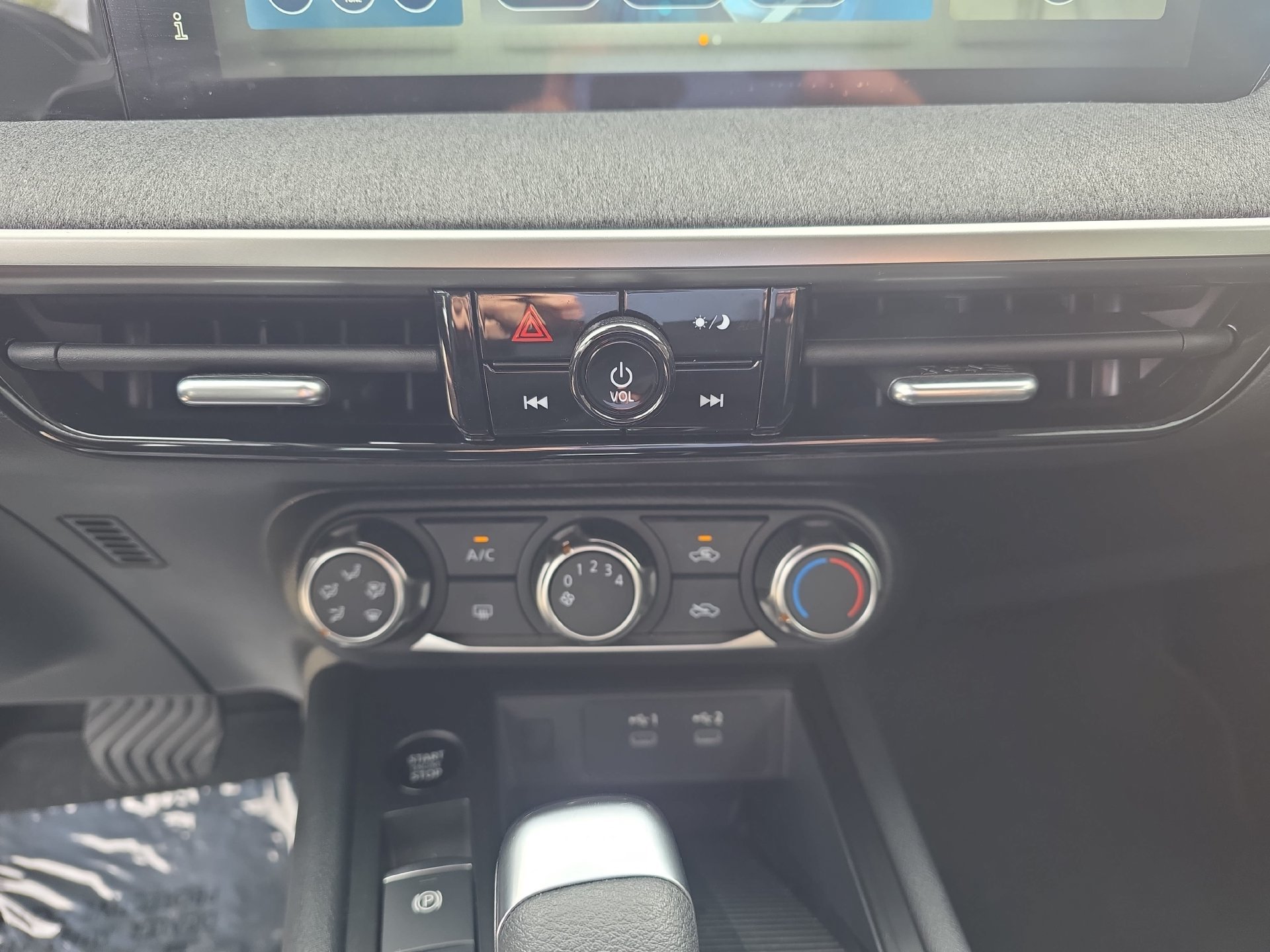 Certified 2025 Nissan Kicks SV FWD image 23