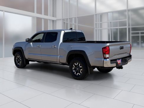 Used 2017 Toyota Tacoma TRD Off-Road w/ Tow Package AWD/4WD image 4